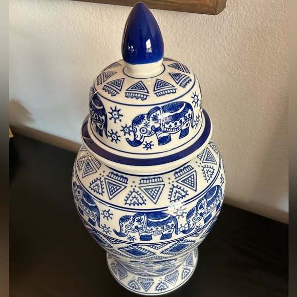 VASE URN CERAMIC BLUE & WHITE ELEPHANT NEW - Picture 2 of 4